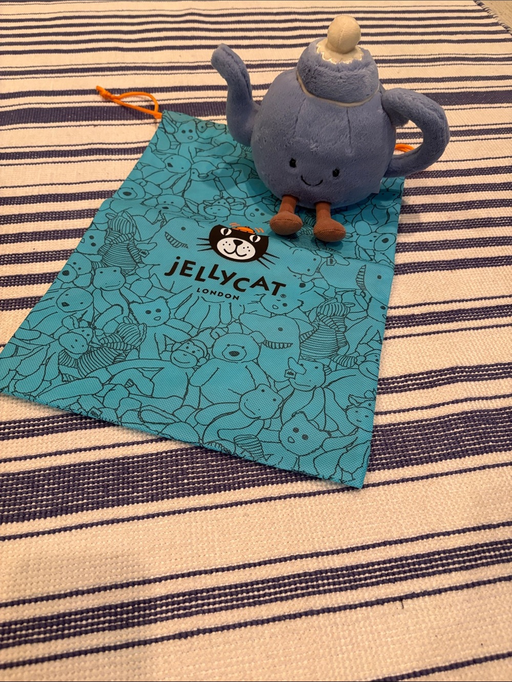 NWT Jellycat Amuseables Vicky Teapot Plush with Dustbag